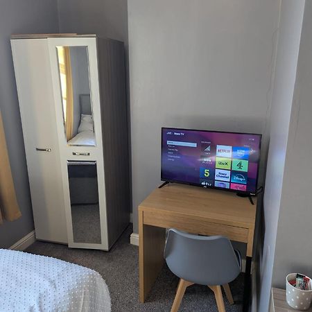 Darwin Stays - Service Accommodation In Newcastle Under Lyme City Centre ภายนอก รูปภาพ