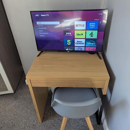 Darwin Stays - Service Accommodation In Newcastle Under Lyme City Centre ภายนอก รูปภาพ