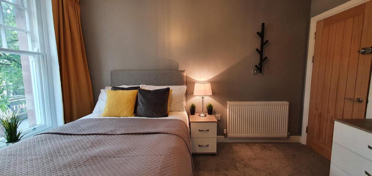 Darwin Stays - Service Accommodation In Newcastle Under Lyme City Centre ภายนอก รูปภาพ