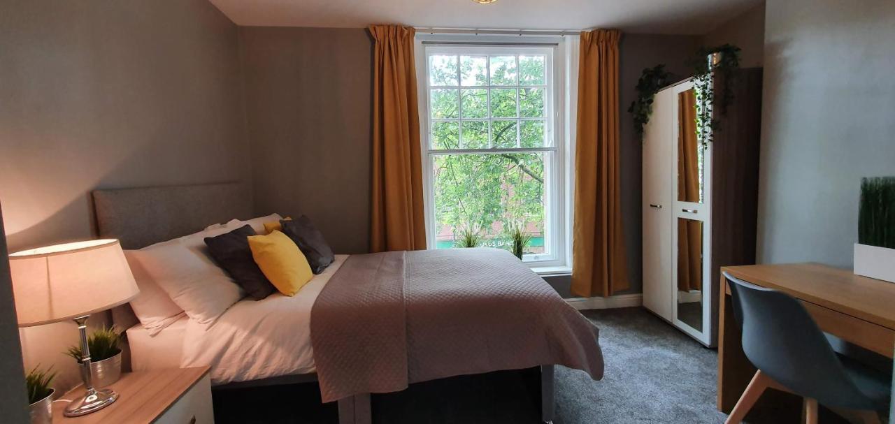 Darwin Stays - Service Accommodation In Newcastle Under Lyme City Centre ภายนอก รูปภาพ