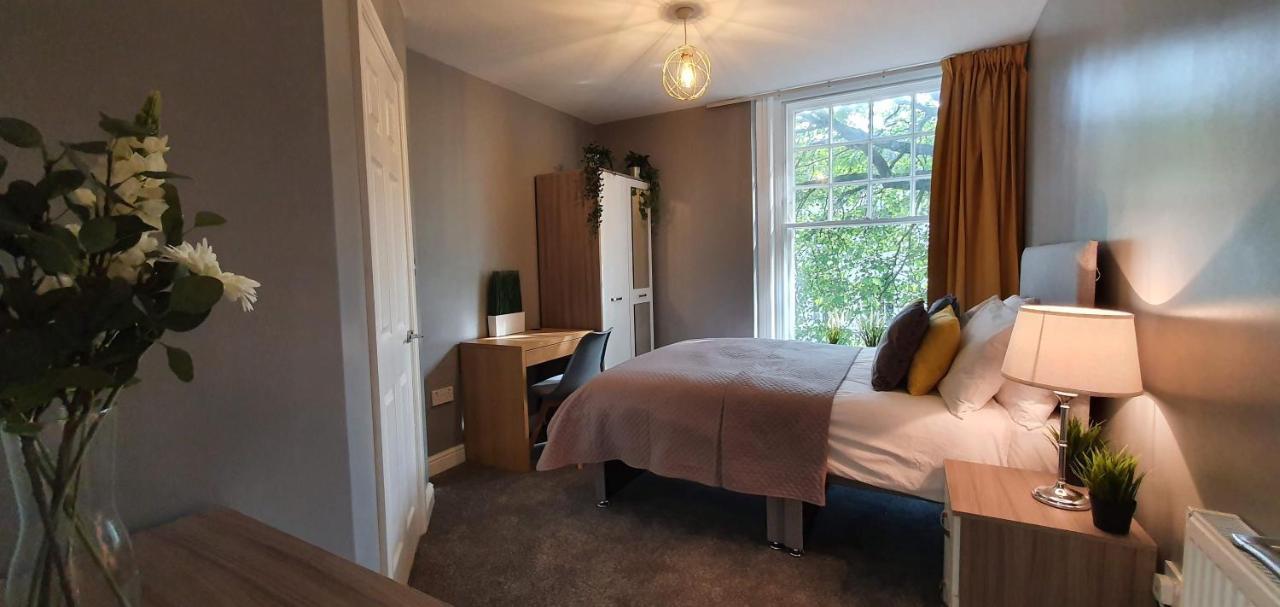 Darwin Stays - Service Accommodation In Newcastle Under Lyme City Centre ภายนอก รูปภาพ