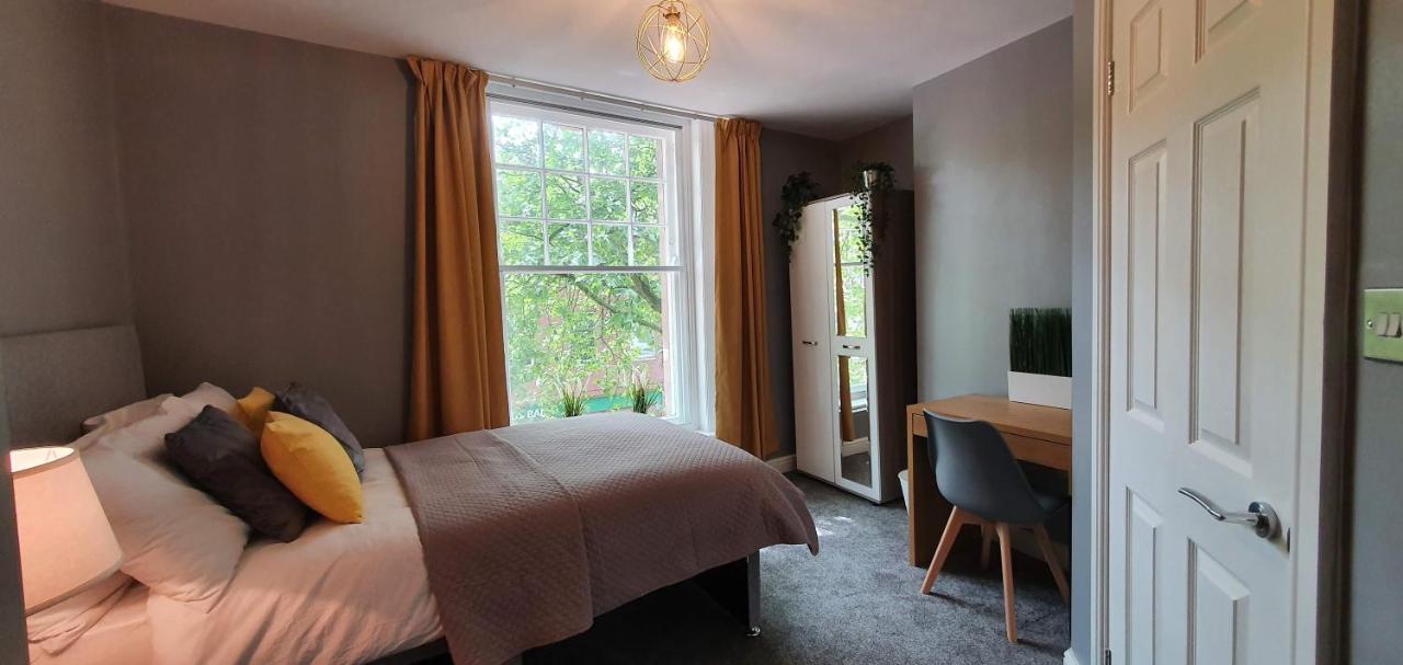 Darwin Stays - Service Accommodation In Newcastle Under Lyme City Centre ภายนอก รูปภาพ