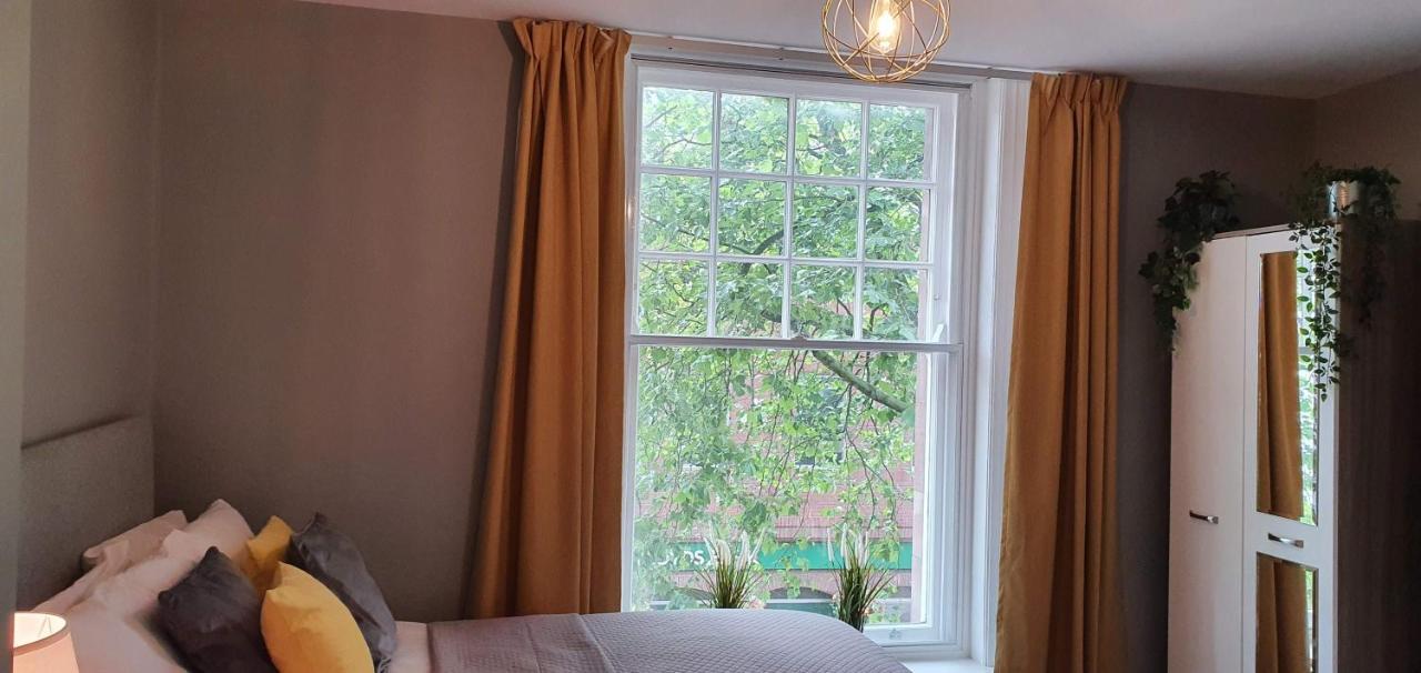 Darwin Stays - Service Accommodation In Newcastle Under Lyme City Centre ภายนอก รูปภาพ