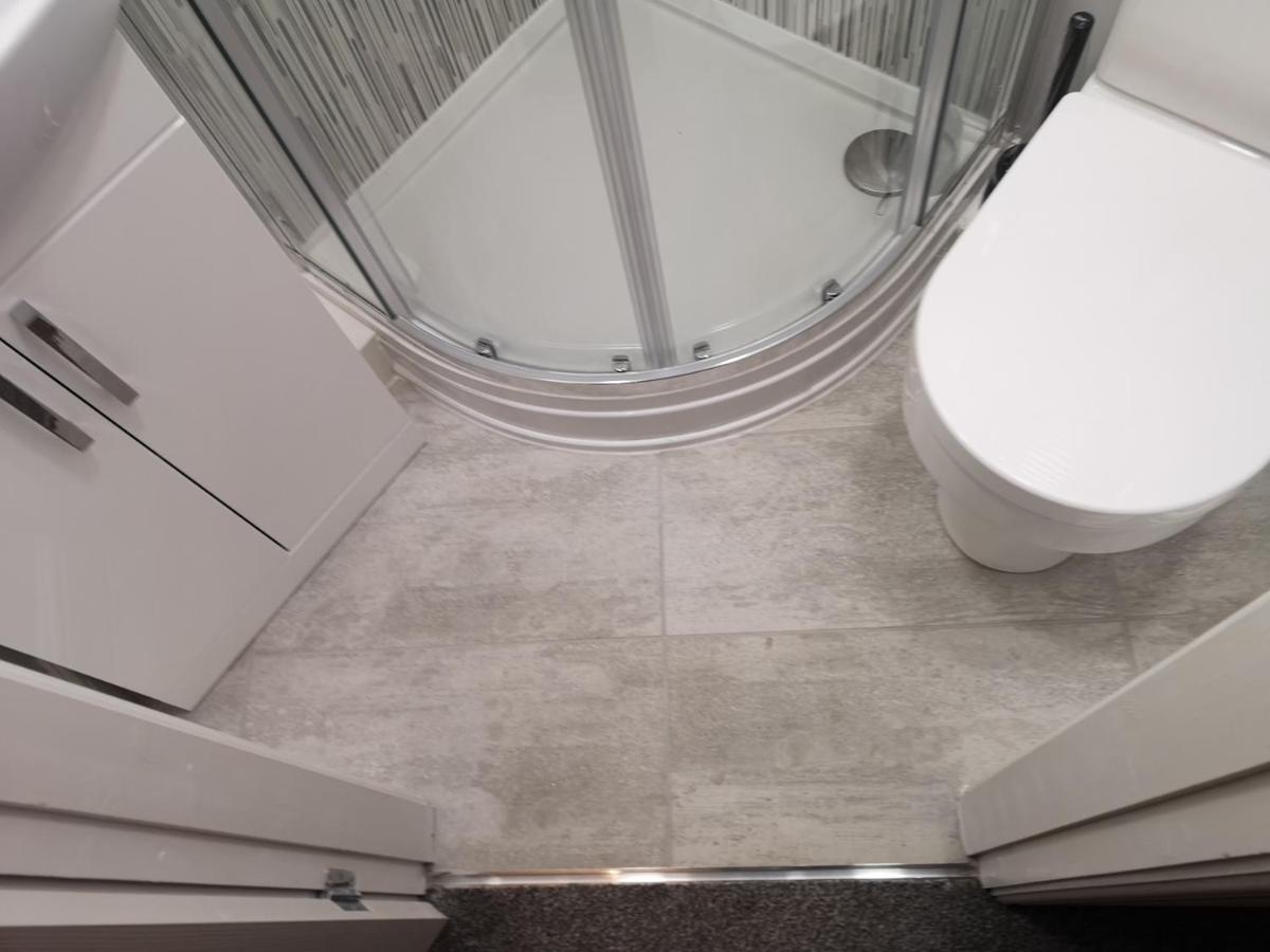 Darwin Stays - Service Accommodation In Newcastle Under Lyme City Centre ภายนอก รูปภาพ