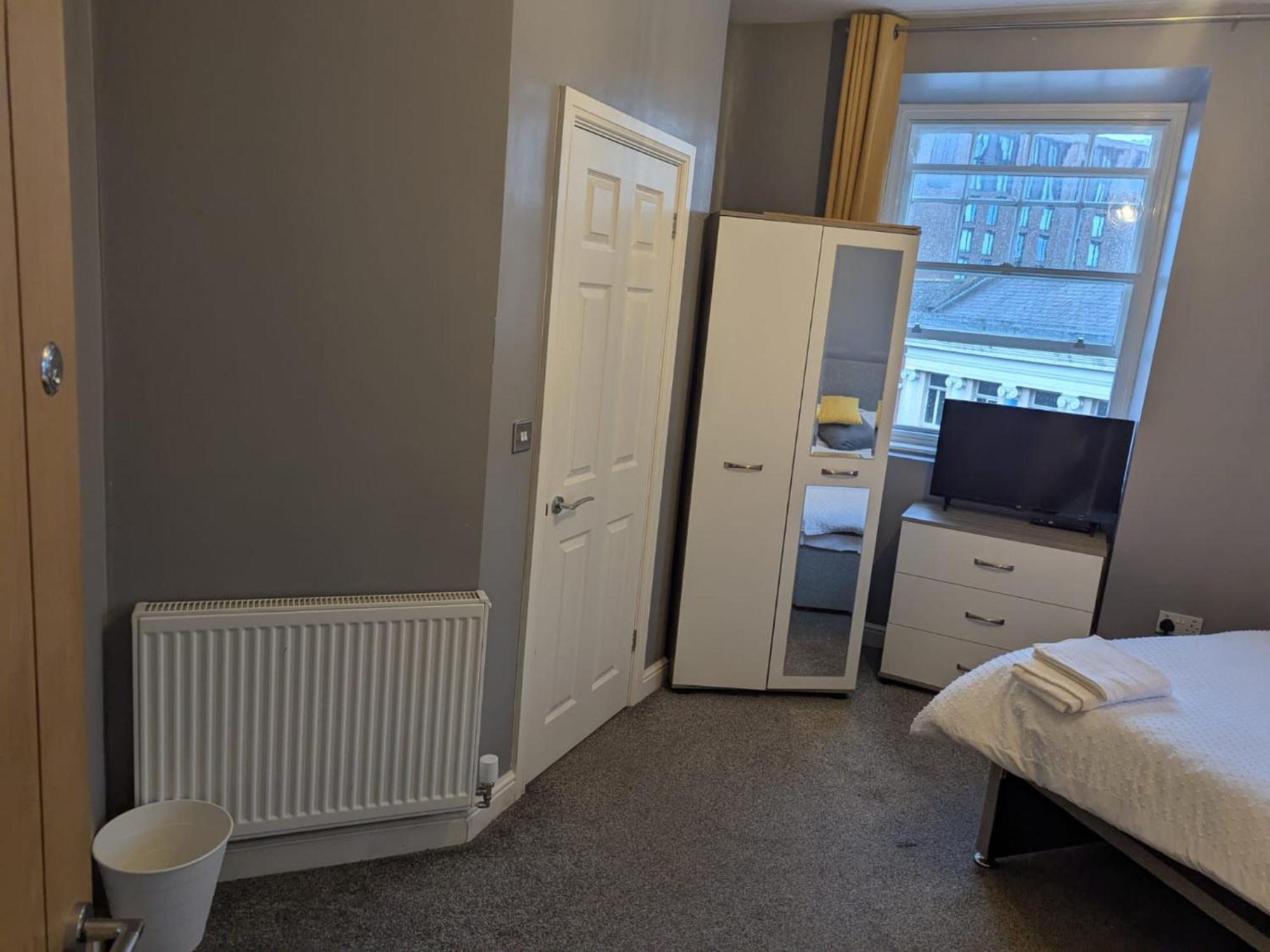 Darwin Stays - Service Accommodation In Newcastle Under Lyme City Centre ภายนอก รูปภาพ