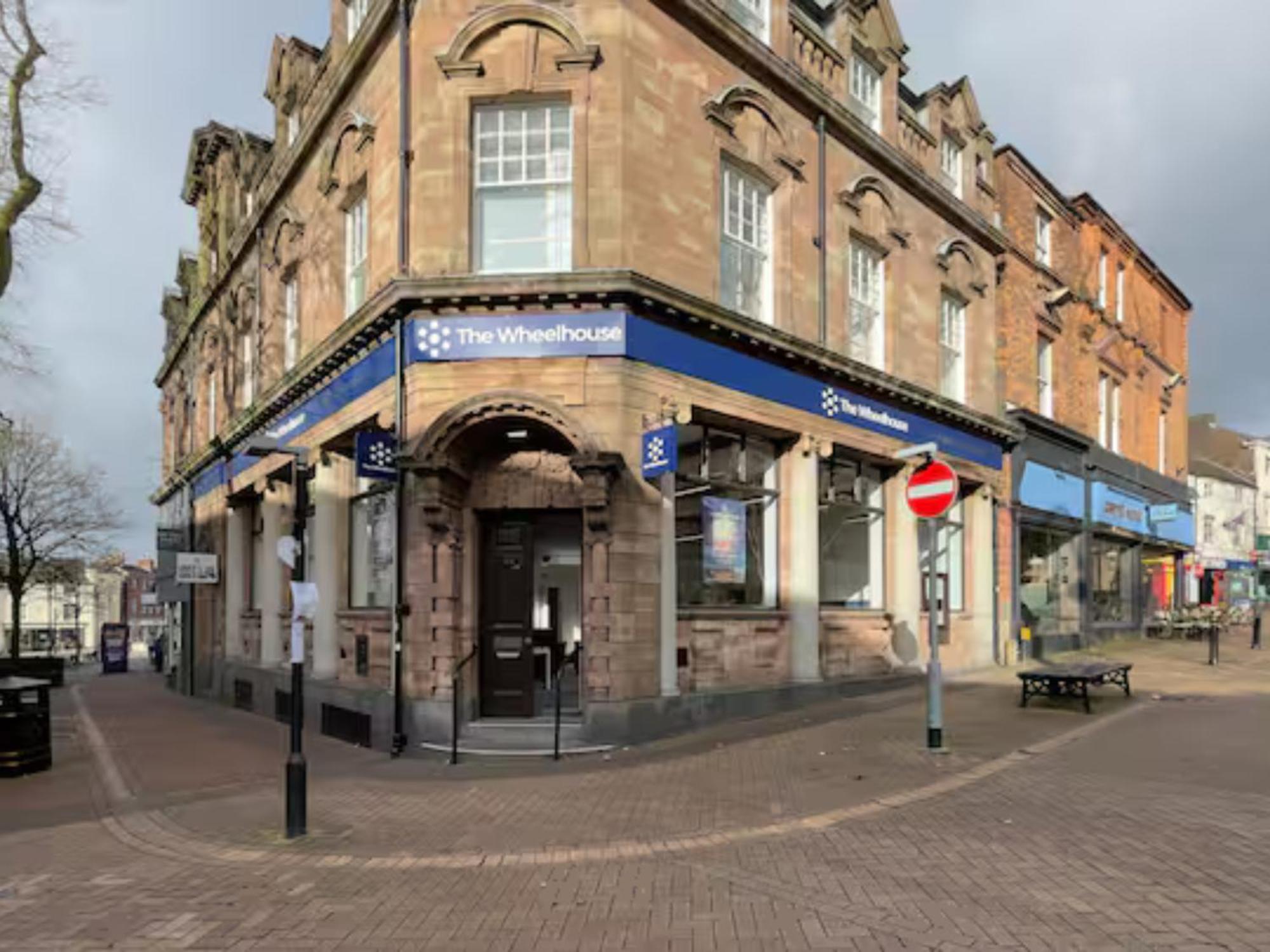 Darwin Stays - Service Accommodation In Newcastle Under Lyme City Centre ภายนอก รูปภาพ