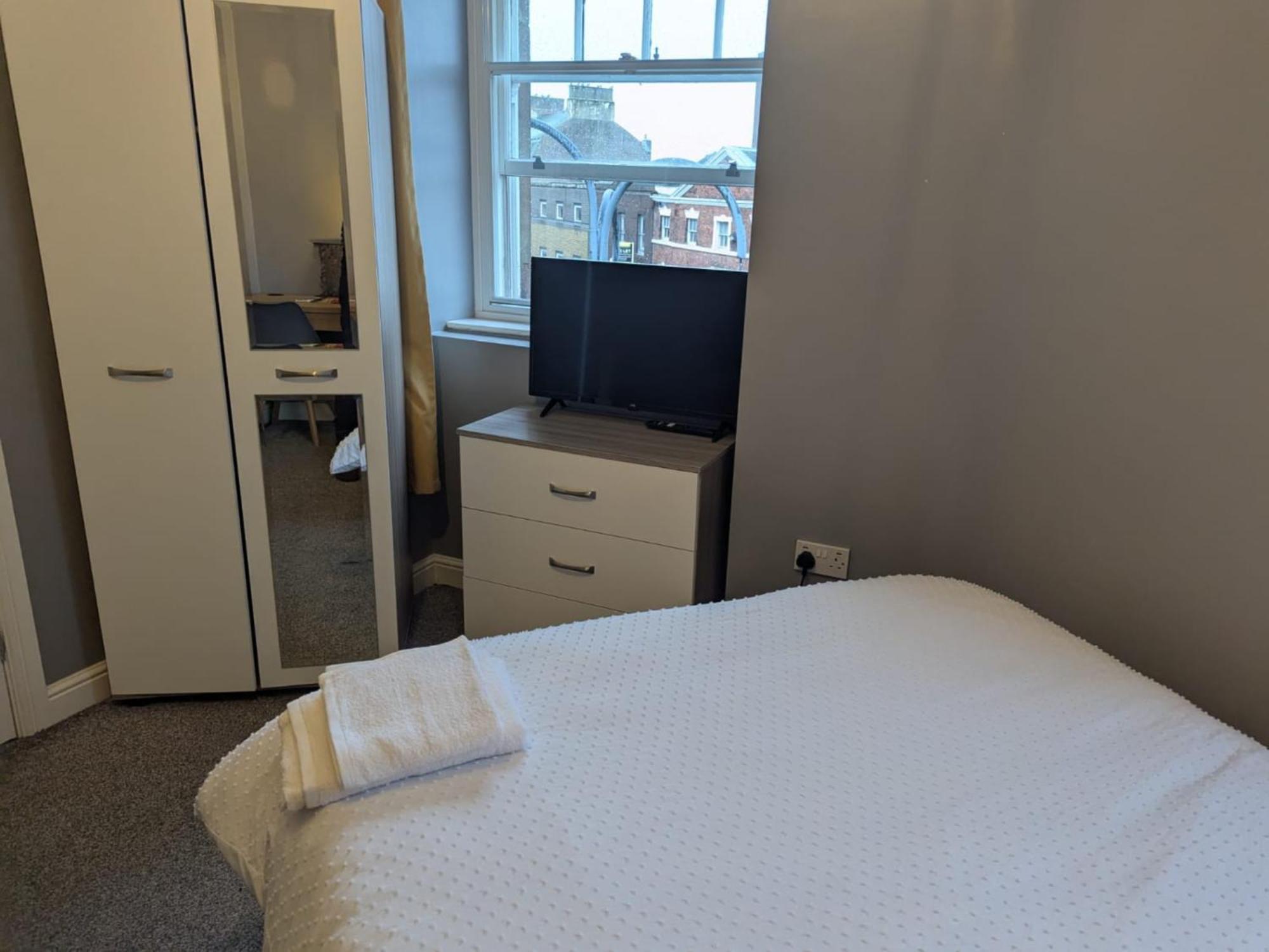 Darwin Stays - Service Accommodation In Newcastle Under Lyme City Centre ภายนอก รูปภาพ