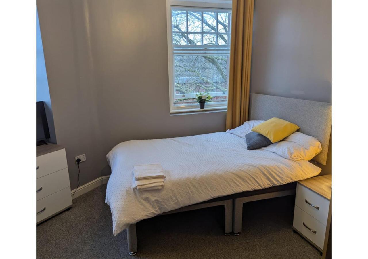 Darwin Stays - Service Accommodation In Newcastle Under Lyme City Centre ภายนอก รูปภาพ