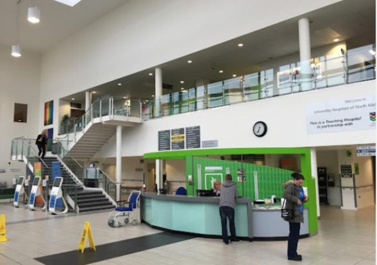 Darwin Stays - Service Accommodation In Newcastle Under Lyme City Centre ภายนอก รูปภาพ