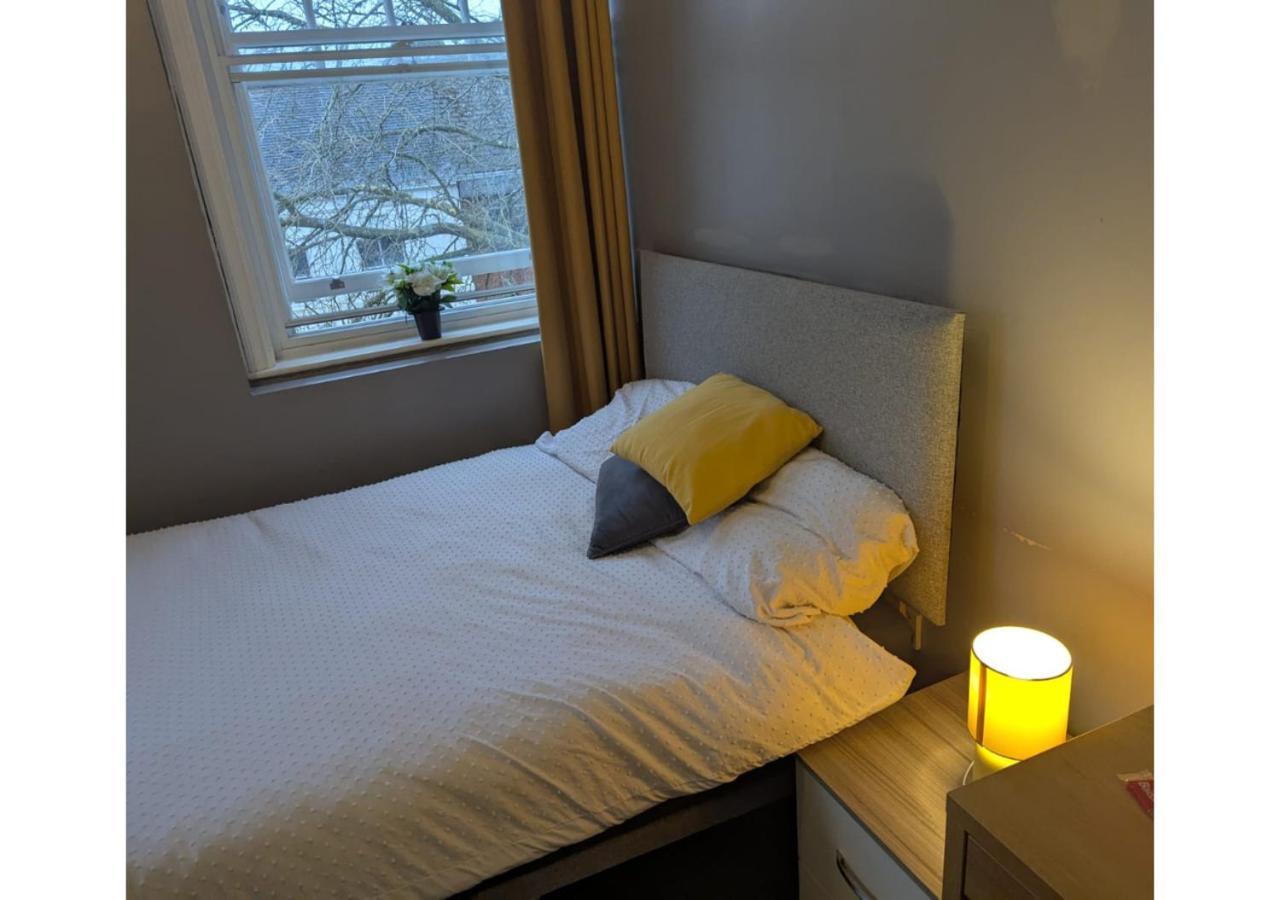 Darwin Stays - Service Accommodation In Newcastle Under Lyme City Centre ภายนอก รูปภาพ