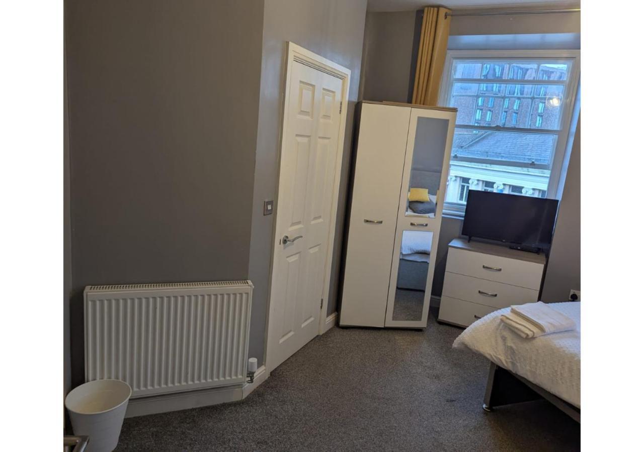 Darwin Stays - Service Accommodation In Newcastle Under Lyme City Centre ภายนอก รูปภาพ