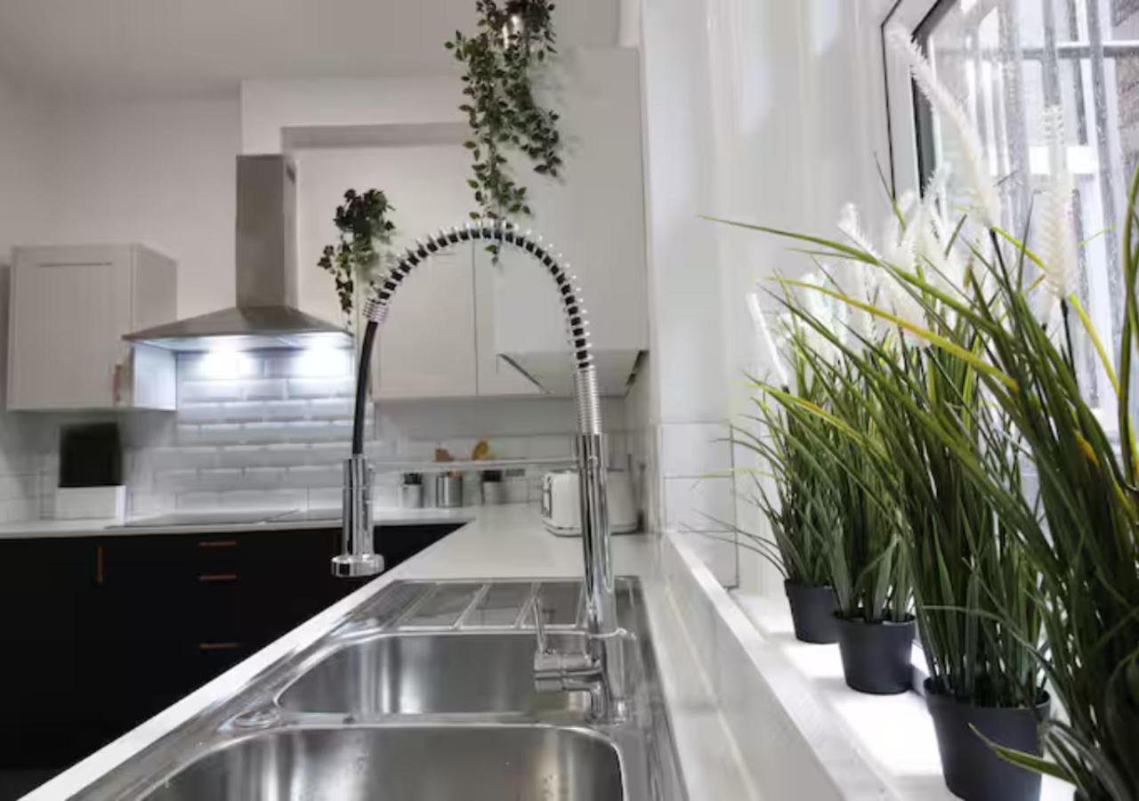 Darwin Stays - Service Accommodation In Newcastle Under Lyme City Centre ภายนอก รูปภาพ