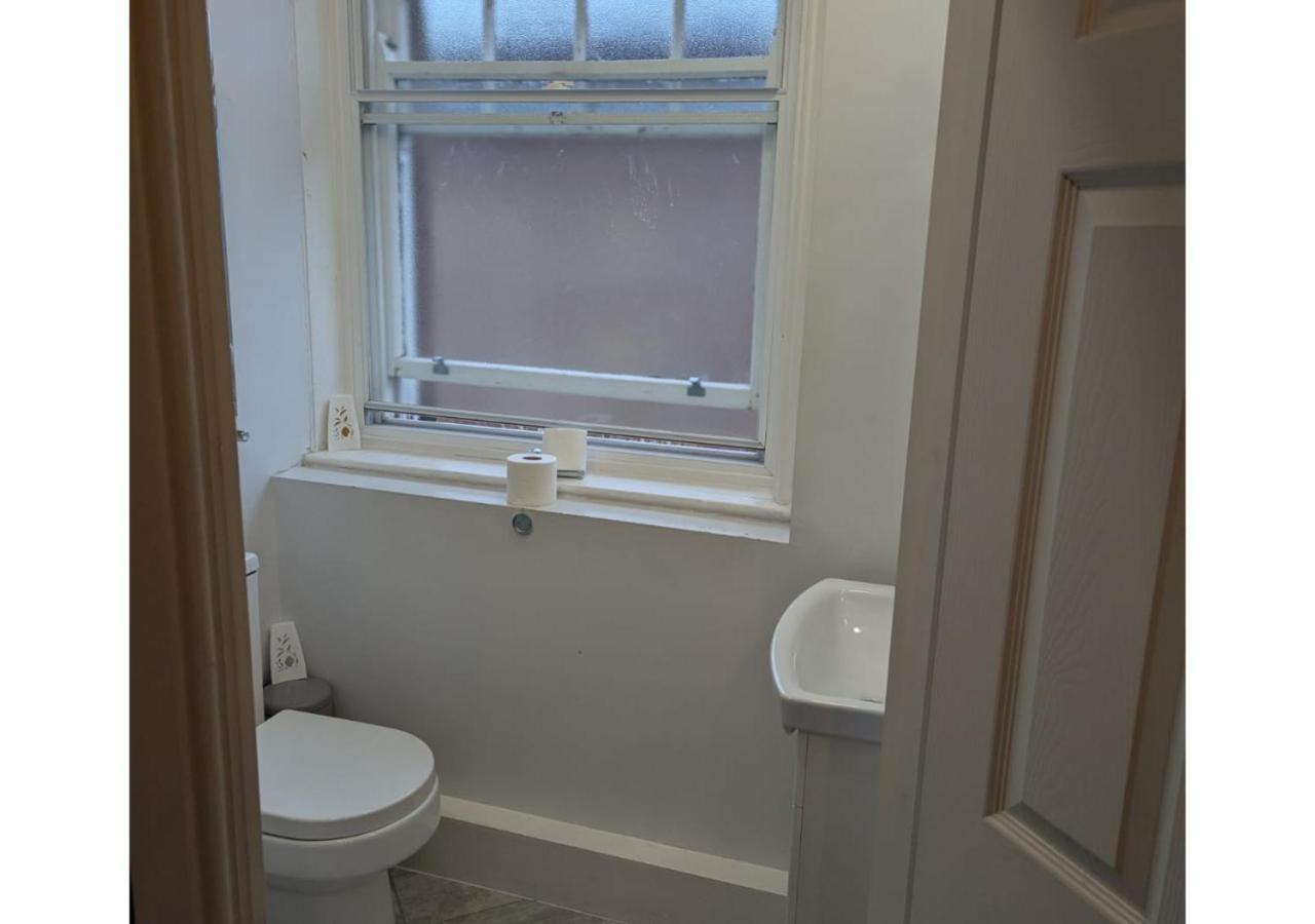 Darwin Stays - Service Accommodation In Newcastle Under Lyme City Centre ภายนอก รูปภาพ