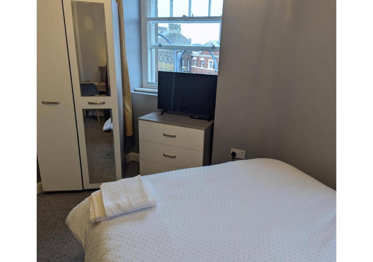 Darwin Stays - Service Accommodation In Newcastle Under Lyme City Centre ภายนอก รูปภาพ