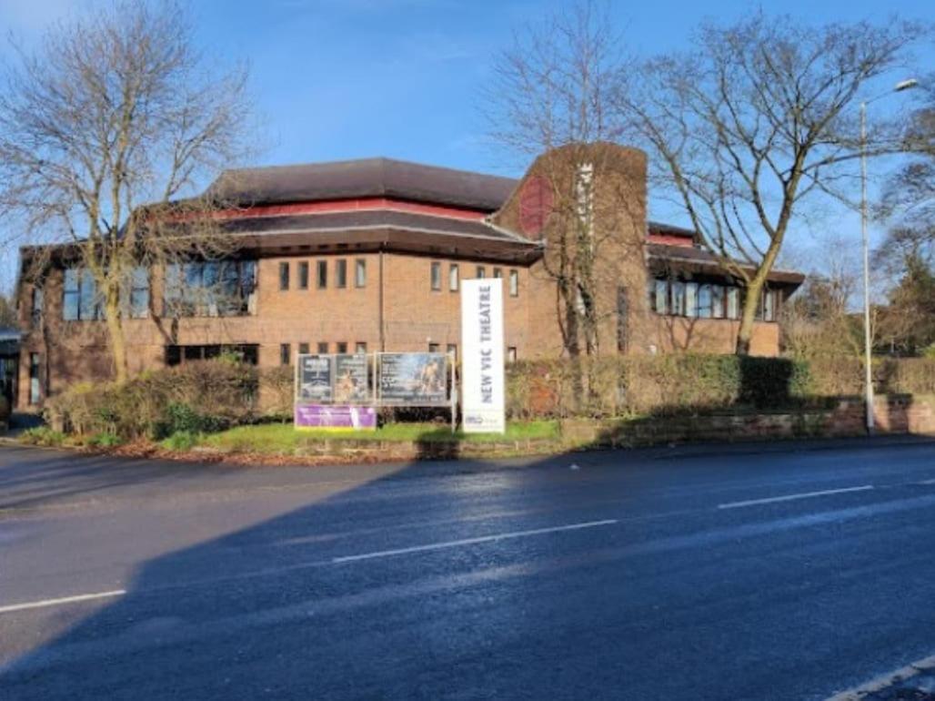 Darwin Stays - Service Accommodation In Newcastle Under Lyme City Centre ภายนอก รูปภาพ