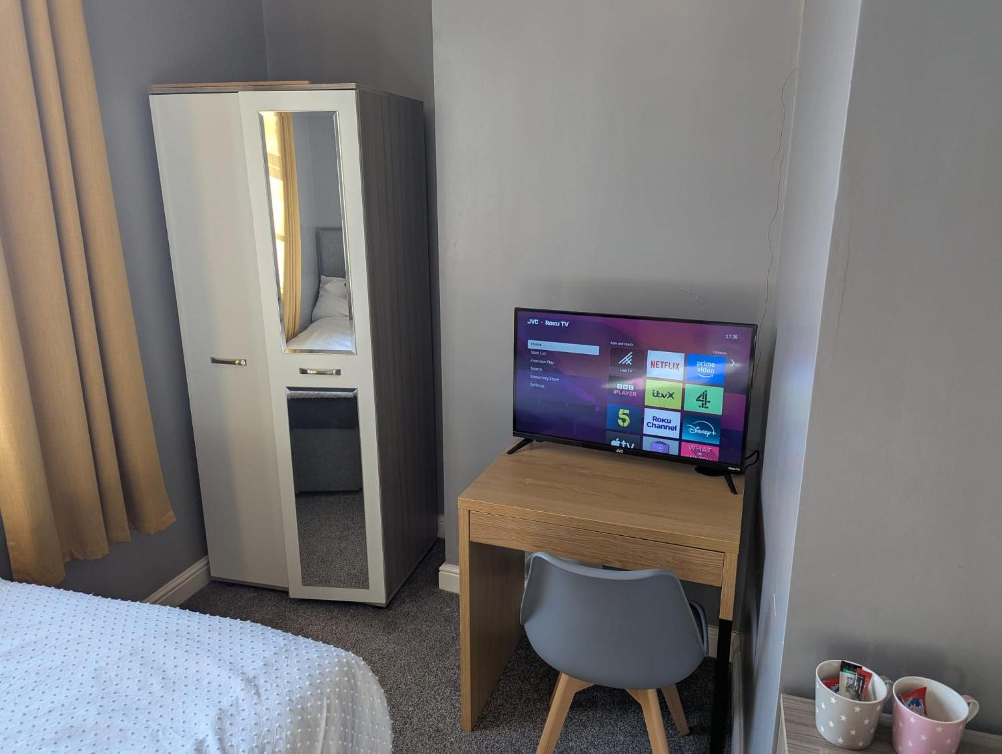 Darwin Stays - Service Accommodation In Newcastle Under Lyme City Centre ภายนอก รูปภาพ